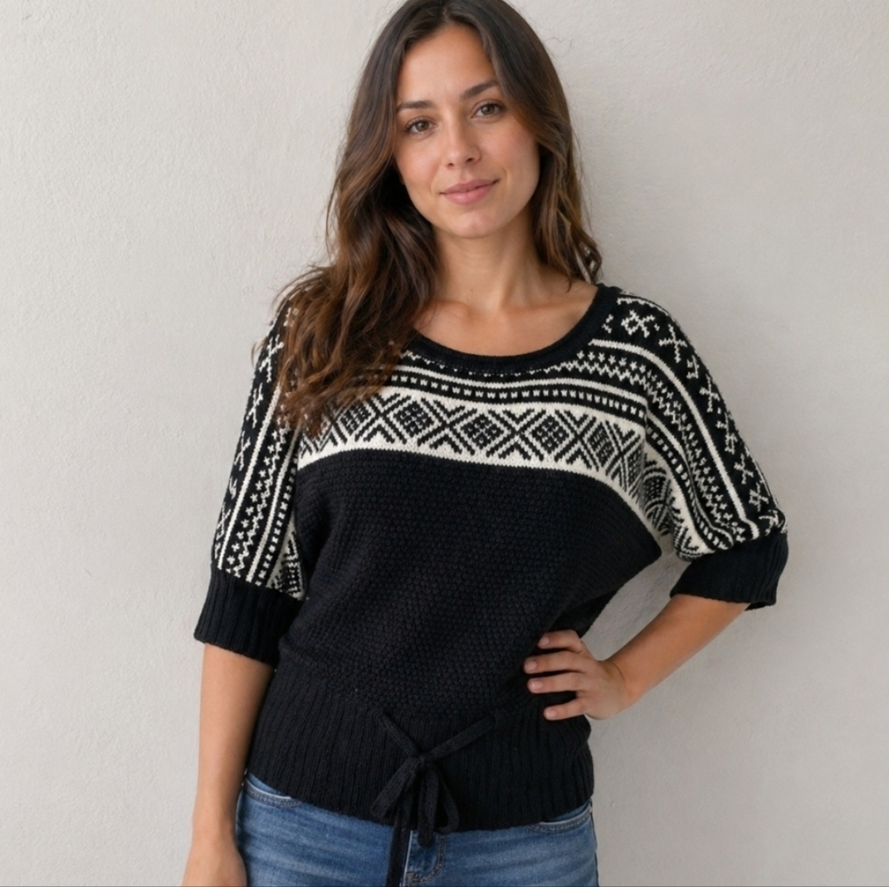 Hooked Up by IOT tie waist patterned sweater L